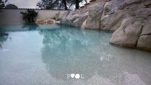 Dall'aspetto naturale, il rivestimento piscina Duraston è un rivestimento decorativo di alta qualità e durevole, dallo stile originale disponibile in numerose varianti di granulazione e colore.