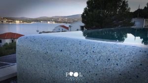 Dall'aspetto naturale, il rivestimento piscina Duraston è un rivestimento decorativo di alta qualità e durevole, dallo stile originale disponibile in numerose varianti di granulazione e colore.