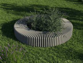 La panca Circle Bench è di forma circolare, realizzata in calcestruzzo rinforzato con fibra di vetro GFRC. Un mobile elegante e altamente resistente, adatto a diversi ambienti.
