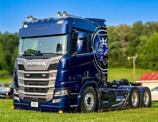 YouTuber Bruce Wilson preskočio je brojne zakonske i birokratske barijere kako bi uglađenog europskog monstruma na kotačima, švedski kamion Scania R770 V8 provozao po američkim cestama i predstavio ga domaćim vozačima uz popratne neprocjenjive reakcije.