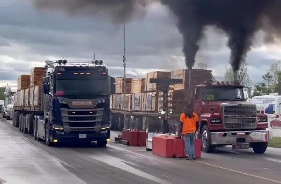 YouTuber Bruce Wilson preskočio je brojne zakonske i birokratske barijere kako bi uglađenog europskog monstruma na kotačima, švedski kamion Scania R770 V8 provozao po američkim cestama i predstavio ga domaćim vozačima uz popratne neprocjenjive reakcije.