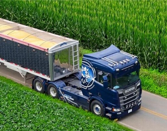 YouTuber Bruce Wilson preskočio je brojne zakonske i birokratske barijere kako bi uglađenog europskog monstruma na kotačima, švedski kamion Scania R770 V8 provozao po američkim cestama i predstavio ga domaćim vozačima uz popratne neprocjenjive reakcije.