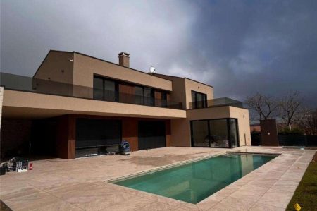 Everything for the swimming pool in one place - pool equipment and pool accessories. We transform your pool visions into pool ideas that we design, build pools and install all pool equipment and pool technology, you enjoy swimming.