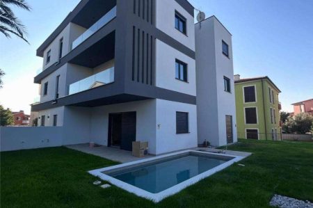 Tutto ciò che serve per la piscina in un unico posto - attrezzature piscina e accessori piscina. Trasformiamo la vostra visione di piscina in idea che progettiamo, costruiamo piscine e installiamo tutte le attrezzature e le tecnologie necessarie, voi godete il nuoto.